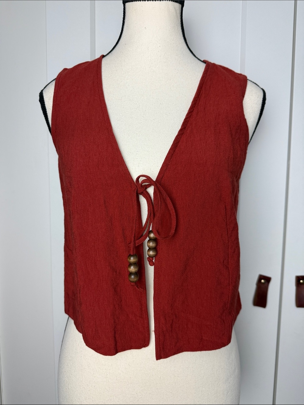 Vince Camuto V Neck Sleeveless boho chic Tie Front Vest medium chili red